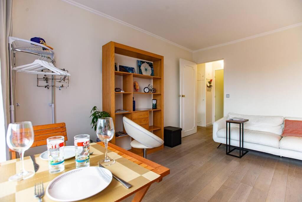 Studio With Balcony Parigi Esterno foto